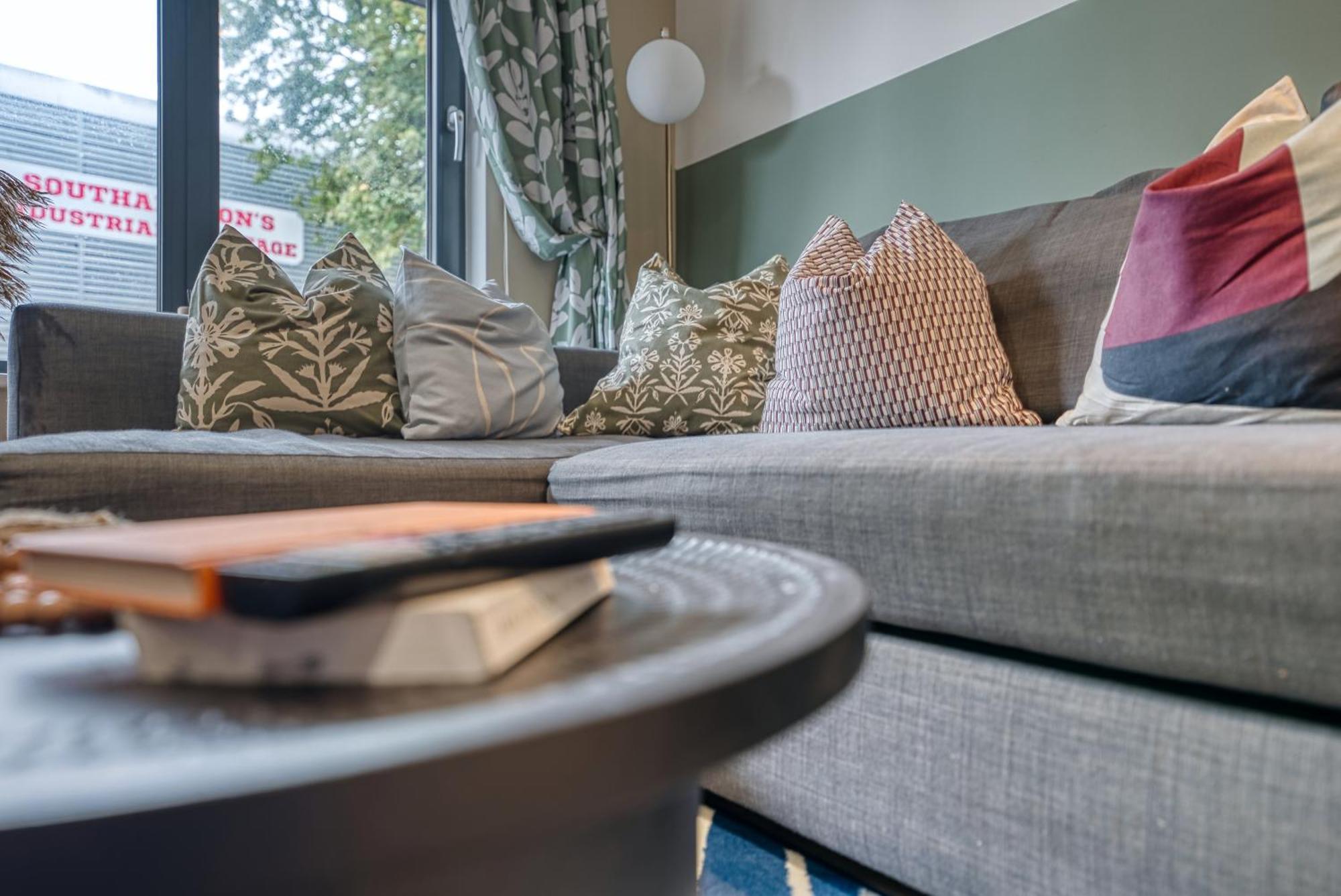1 Bedroom Ocean Village Luxurious, Stylish & Cosy Apartment, Central Location In Southampton, Sleeps 4 - Summer Special Offer! - By Blue Puffin Stays Luaran gambar
