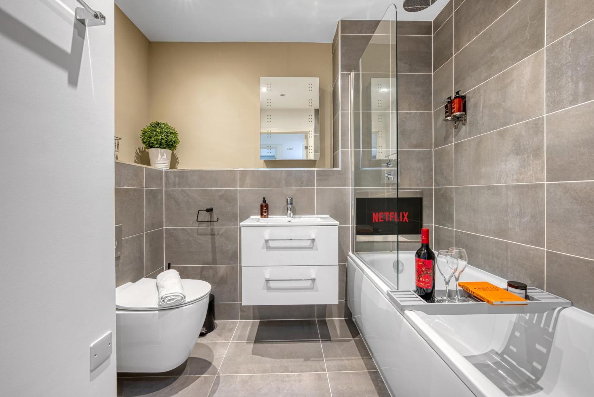 1 Bedroom Ocean Village Luxurious, Stylish & Cosy Apartment, Central Location In Southampton, Sleeps 4 - Summer Special Offer! - By Blue Puffin Stays Luaran gambar