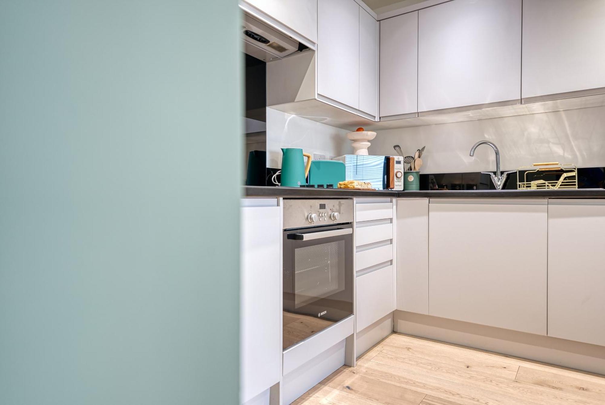 1 Bedroom Ocean Village Luxurious, Stylish & Cosy Apartment, Central Location In Southampton, Sleeps 4 - Summer Special Offer! - By Blue Puffin Stays Luaran gambar